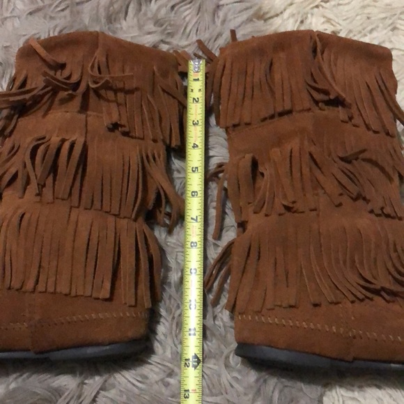 Minnetonka Three Layer Fringe Boot Style Moccasins-Sz 8-PullOn Style-Carmel - Picture 16 of 16